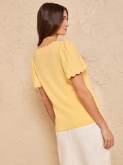 Buttergelb - Love & Roses – T-Shirt mit V-Ausschnitt und Muschelkanten - Bild 4 von 4