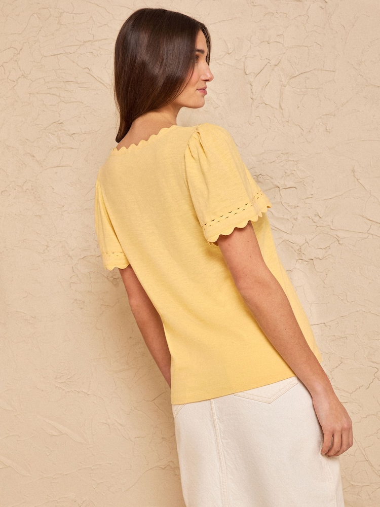Buttergelb - Love & Roses – T-Shirt mit V-Ausschnitt und Muschelkanten - Bild 4 von 4