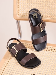 Friends Like These Faux Leather Buckle Two Part Flat Summer Sandals - 圖片 1/4