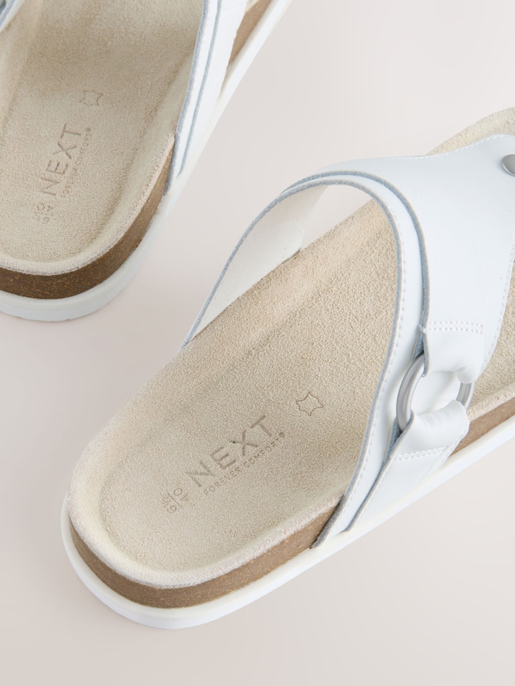 白色 - Toe Thong Footbed Sandals With Hardware - 圖片 9/9