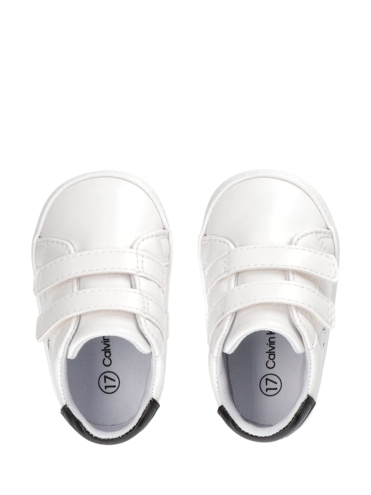 حذاء رياضي بقبة منخفضة بشريط لاصق من Calvin Klein - Image 2 of 5 حذاء رياضي بقبة منخفضة بشريط لاصق من Calvin Klein - Image 2 of 5