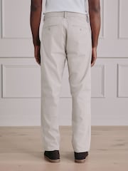 عاجي - قياس مستقيم - بنطلون تشينو مريح للغاية بتقنية Motionflex - صورة 2 من 5