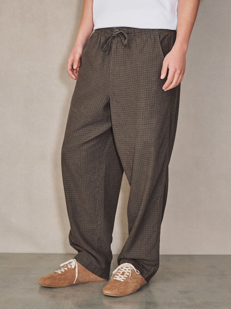 بني - EDIT Baggy Fit Linen Rich Checkered Trousers With Elasticated Waist - Image 1 of 10 بني - EDIT Baggy Fit Linen Rich Checkered Trousers With Elasticated Waist - Image 1 of 10