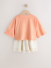 برتقالي/كريمي بنقشة فراشة - طقم من تيشِرت وشورت بارز الملمس (3-16 سنة) - صورة 5 من 7