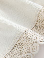 برتقالي/كريمي بنقشة فراشة - طقم من تيشِرت وشورت بارز الملمس (3-16 سنة) - صورة 6 من 7