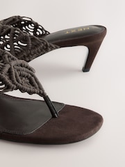 Schokoladenbraun - Forever Comfort® Crochet Toe Post Heels - Bild 10 von 10