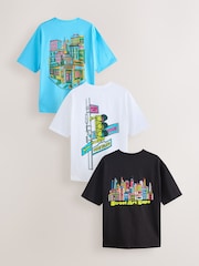 أبيض/أسود/أزرق - قياس انسيابي - حزمة من 3 تيشرتات بطبعة رسم نصي - صورة 1 من 15