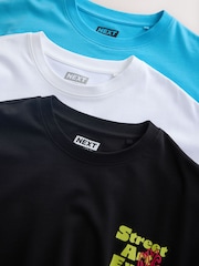 أبيض/أسود/أزرق - قياس انسيابي - حزمة من 3 تيشرتات بطبعة رسم نصي - صورة 14 من 15