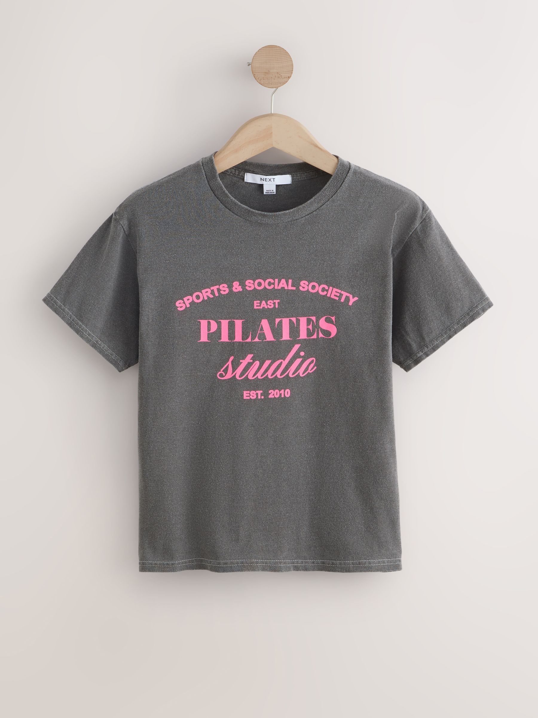 Next：日本 チャコールグレー - グラフィック ピラティス 半袖Tシャツ