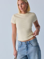 Neutro - Beige Ribbed Cropped Badge Detail T-Shirt - Imagen 3 de 8