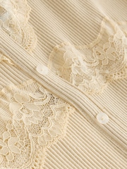 أصفر زبدة - سترة داخلية مضلعة بياقة على شكل V مع حافة دانتيل - صورة 7 من 8