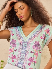 Love & Roses חולצת טי ג'רזי עם סאטן בחזית ועם צווארון וי - תמונה 1 מתוך 5