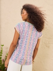 Love & Roses חולצת טי ג'רזי עם סאטן בחזית ועם צווארון וי - תמונה 4 מתוך 5