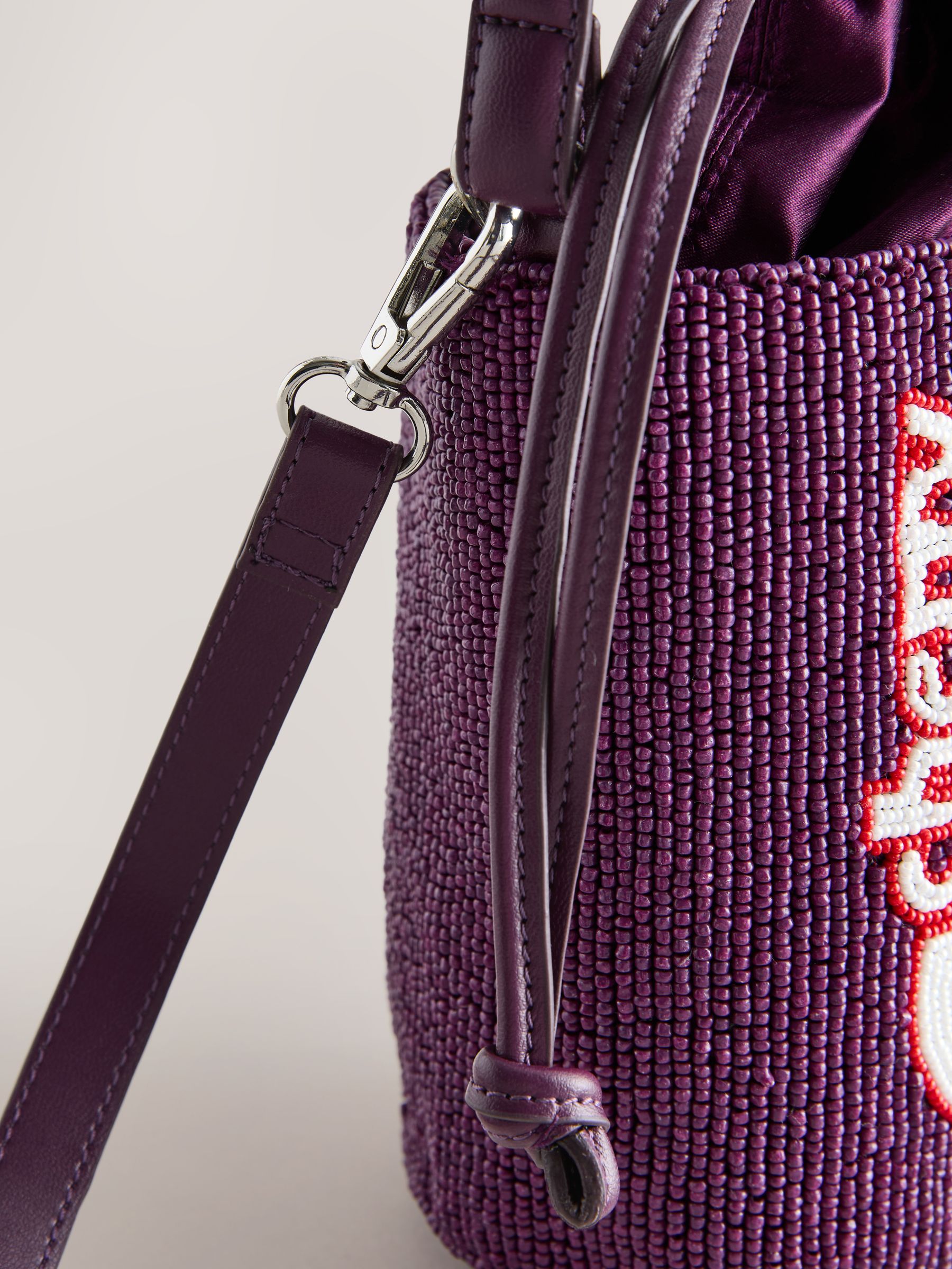 Comprar Vermelho - Cherry Coke License Beaded Cross Body Bag from