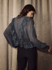 BHOEM Grüne Langarmbluse aus Mesh mit Stickerei und Rüschenbesatz aus Spitze - Bild 3 von 6