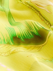 Kew Collection Yellow Floral - Bedrucktes Maxikleid mit hohem Ausschnitt und Stufen für besondere Anlässe - Bild 6 von 8