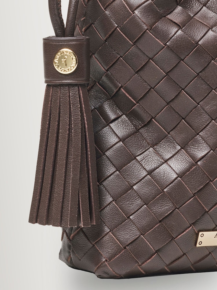 بني - Aspinal of London Hudson Cross-Body Pouch Slot Weave - صورة 4 من 4 بني - Aspinal of London Hudson Cross-Body Pouch Slot Weave - صورة 4 من 4