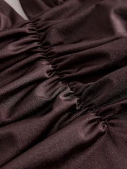 Коричневый с высоким блеском - Моделирующий купальник с глубоким вырезом и сборками - Изображение 3 4