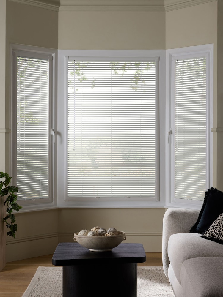 White Vela Made To Measure Perfect Fit 25mm Aluminium Venetian Blinds - Image 2 of 6 White Vela Made To Measure Perfect Fit 25mm Aluminium Venetian Blinds - Image 2 of 6