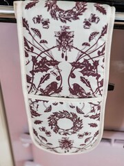 Avalon Home Stag & Wreath - Burgundy Oven Gloves - Imagem 2 de 4