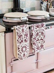 Avalon Home Stag & Wreath - Burgundy Oven Gloves - Imagem 4 de 4