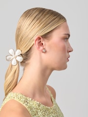 Aela White Enamel Rhinestone Flower Hair Claw - Imagen 1 de 4