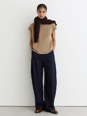 بني فاتح محايد - تيشِرت قطن ممشط بياقة حافة مستديرة Tommie من Reiss - صورة 3 من 7