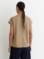 بني فاتح محايد - تيشِرت قطن ممشط بياقة حافة مستديرة Tommie من Reiss - صورة 5 من 7