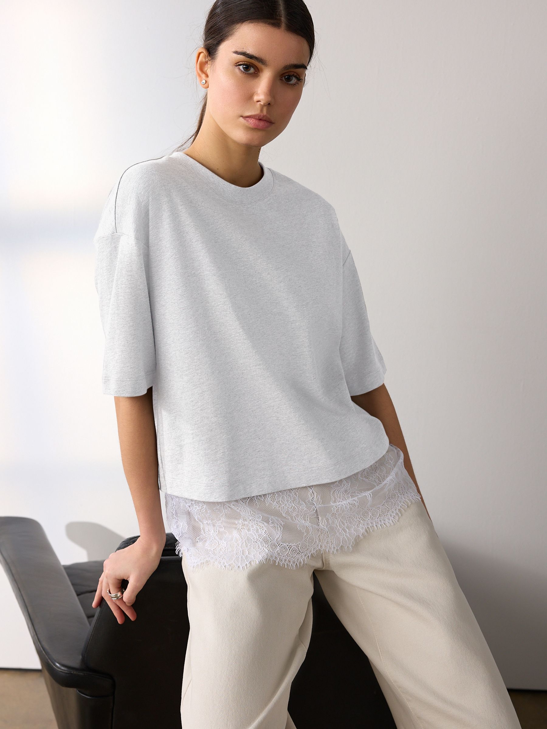 Cumpără Gri - Tricou cu mânecă scurtă și tiv din dantelă from Next