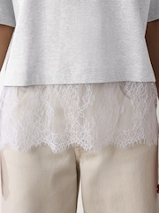 אפור - חולצת טי עם שרוולים קצרים ומכפלת תחרה - תמונה 4 מתוך 7