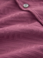 Jagodowo-różowy - Jersey Textured Short Sleeve Shirt - Obraz 7 z 7