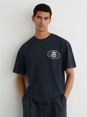 Reiss Clement Monogram-Print Pigment-Dyed Relaxed T-Shirt - תמונה 3 מתוך 6