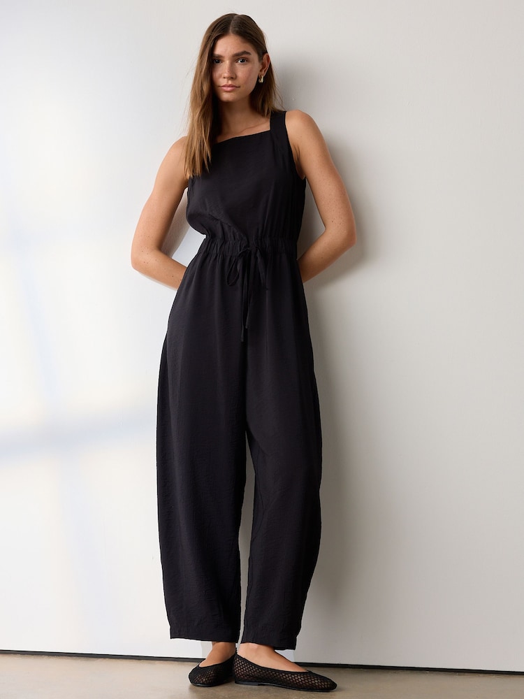 ブラック - スクエアネック・バレルレッグ・ジャンプスーツ - 画像 1 / 5 ブラック - スクエアネック・バレルレッグ・ジャンプスーツ - 画像 1 / 5