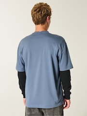 כחול  - חולצת טי בגזרה מרובעת מבד באפקט מקרר עם שרוולים קצרים - תמונה 1 מתוך 3