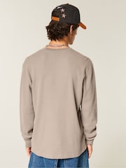 Natural - Hollister Crew Neck Textured Wash Long Sleeve T-Shirt - Imagen 2 de 5