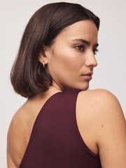 Burgunder Rød - Myk, slank nylontopp med én skulder og hardware - Bilde 5 av 9