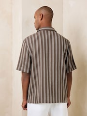 Braun - Woven Vertical Stripe Short Sleeve Polo Shirt - Bild 4 von 8