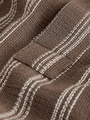 Braun - Woven Vertical Stripe Short Sleeve Polo Shirt - Bild 8 von 8