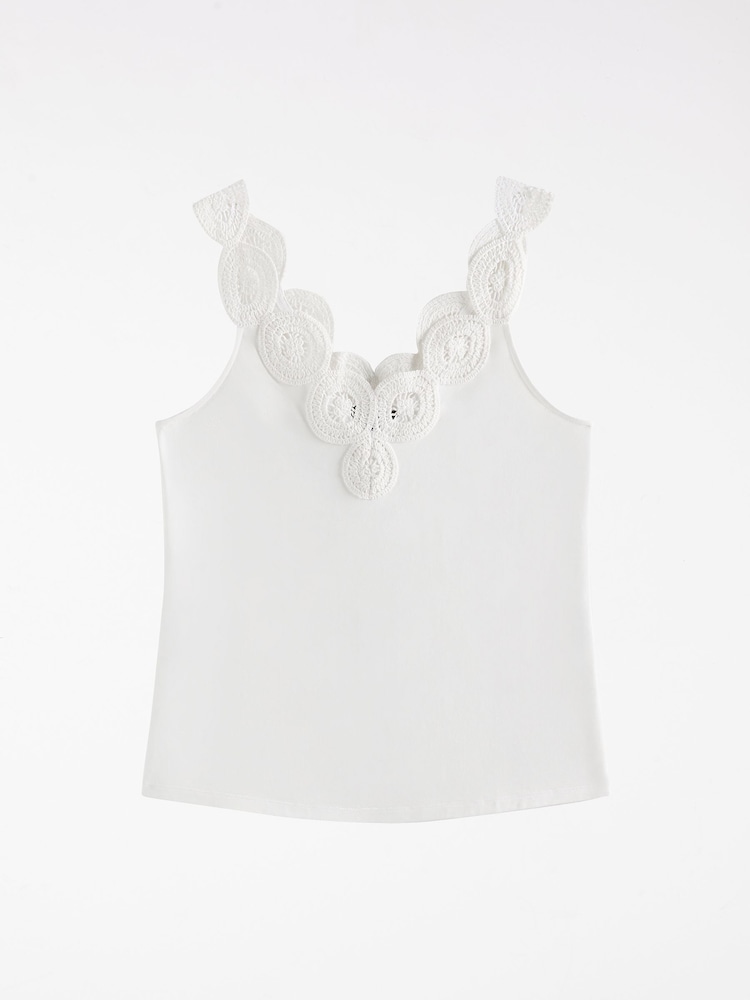 Weiss/Aquablau - Lipsy Crochet Trim Detail Vest - Bild 2 von 4 Weiss/Aquablau - Lipsy Crochet Trim Detail Vest - Bild 2 von 4