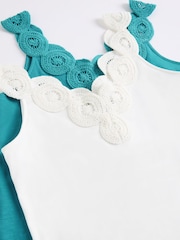 Weiss/Aquablau - Lipsy Crochet Trim Detail Vest - Bild 4 von 4