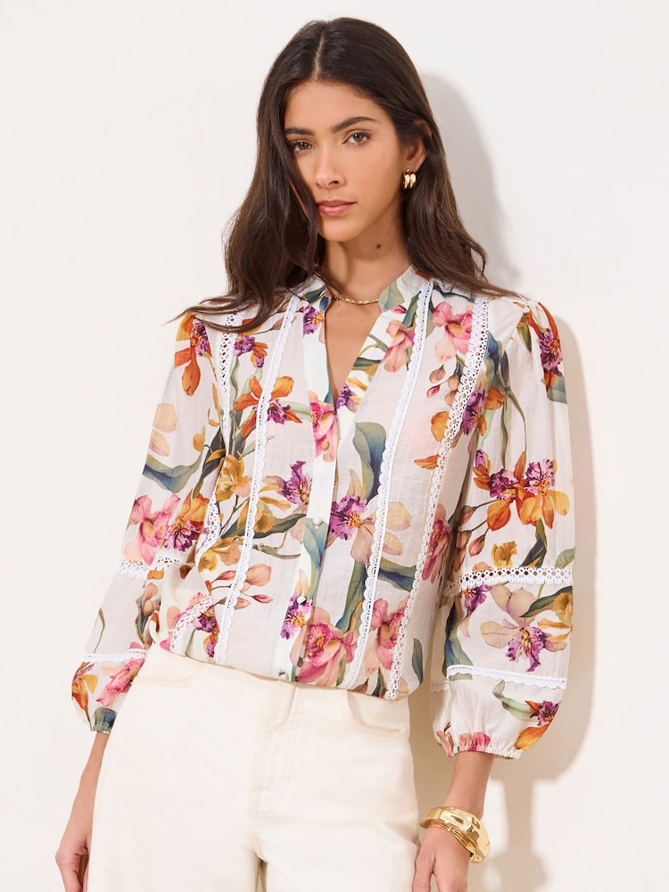 Weißes Modell mit floralem Muster - Lipsy 3/4 Sleeve Grandad Blouse - Bild 1 von 4