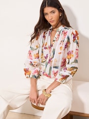 Weißes Modell mit floralem Muster - Lipsy 3/4 Sleeve Grandad Blouse - Bild 2 von 4