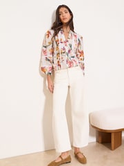 Weißes Modell mit floralem Muster - Lipsy 3/4 Sleeve Grandad Blouse - Bild 3 von 4