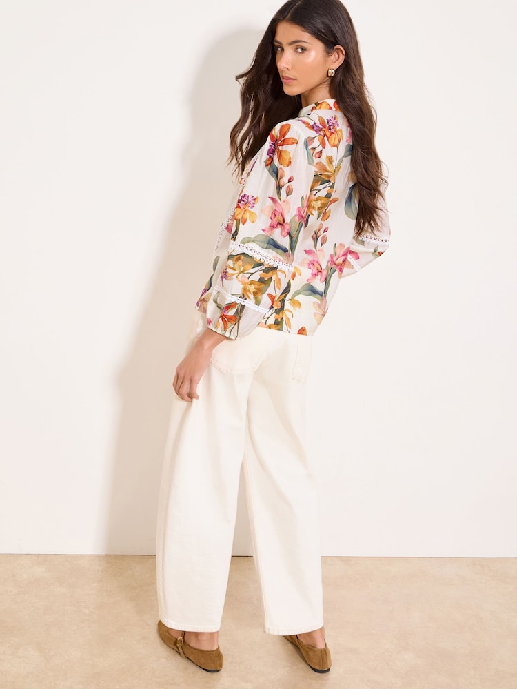 Weißes Modell mit floralem Muster - Lipsy 3/4 Sleeve Grandad Blouse - Bild 4 von 4