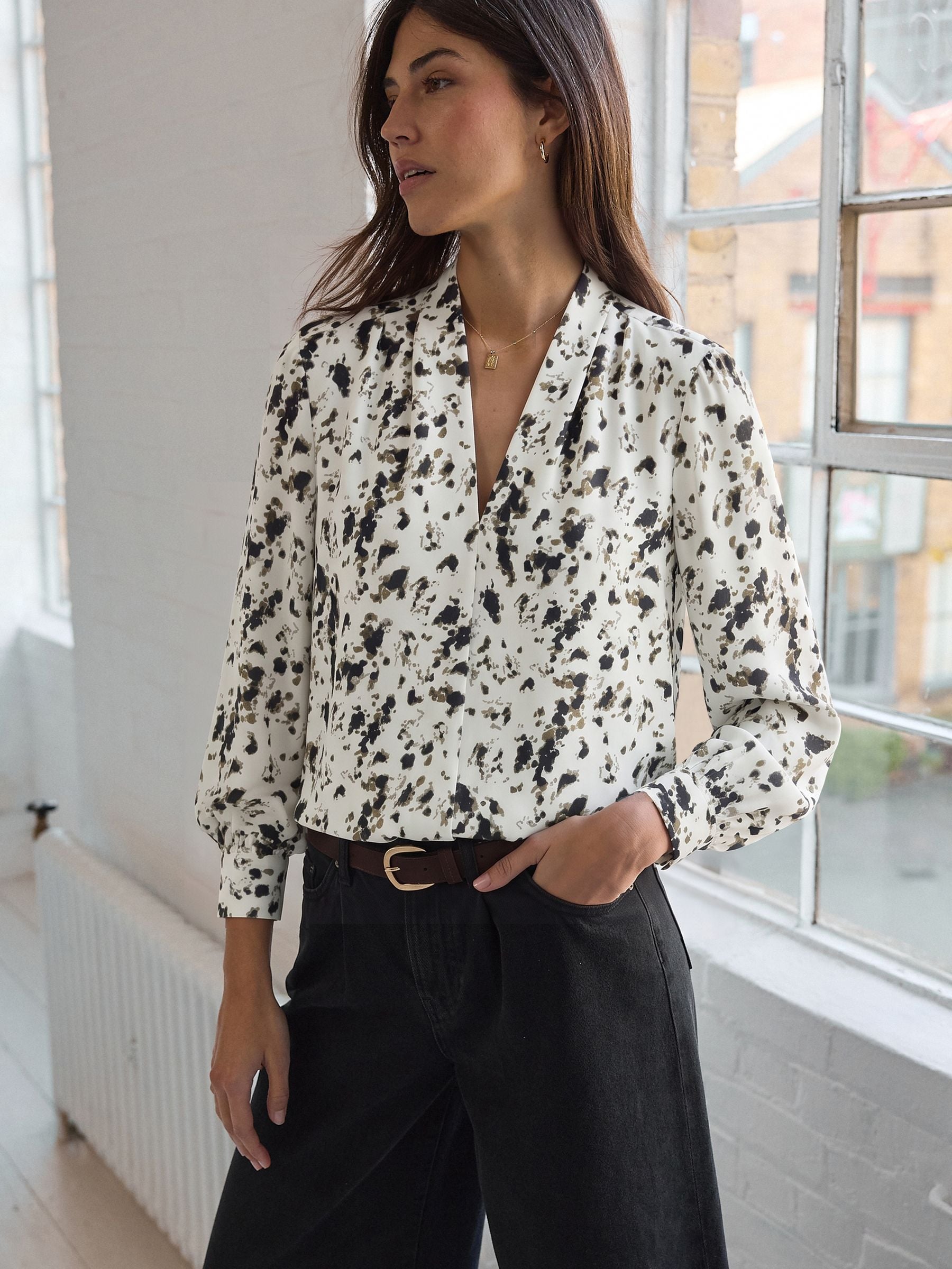 Next：日本 エクリュ スペックル プリント - Long Sleeved V-Neck Cuff