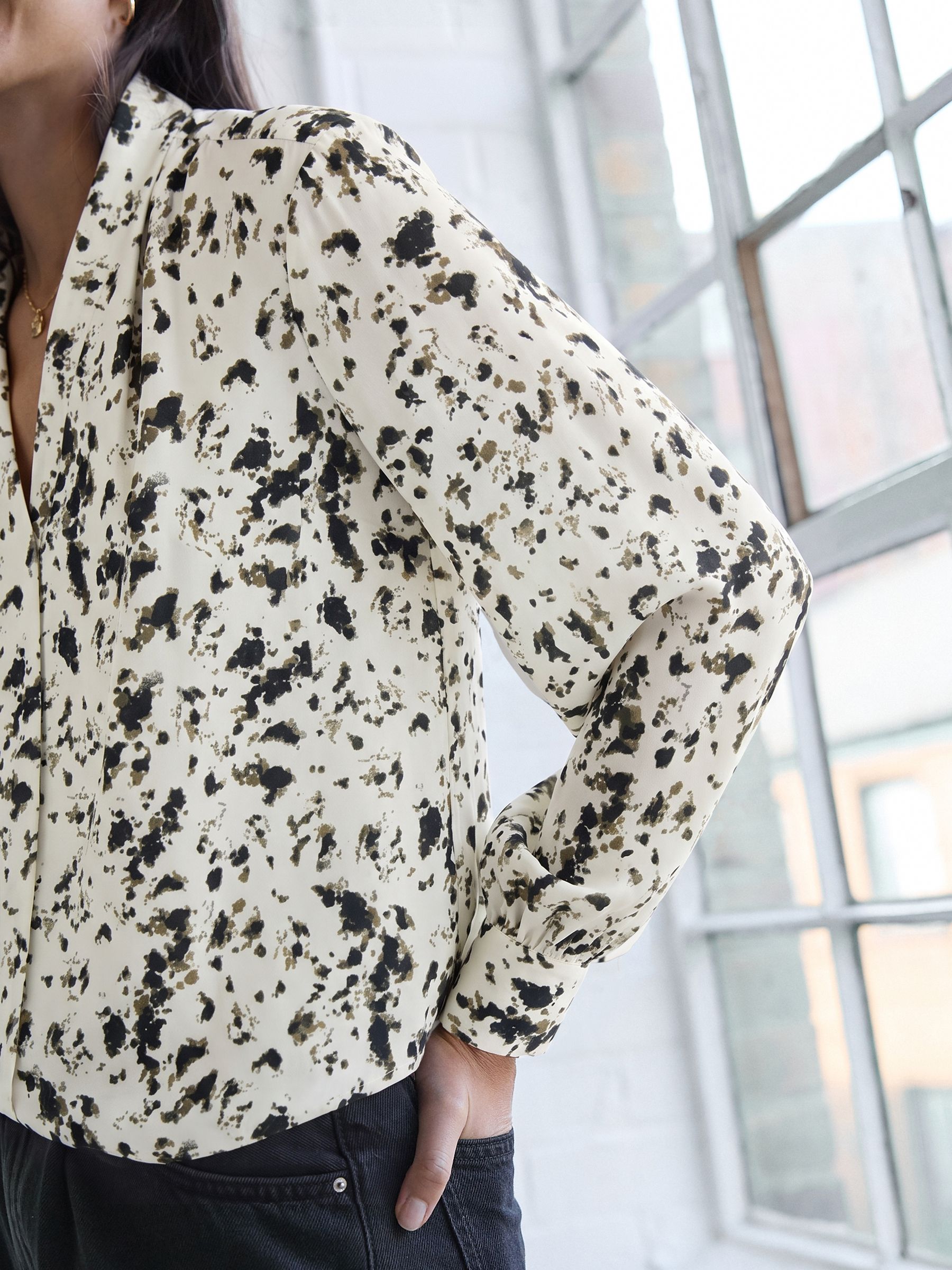 Next：日本 エクリュ スペックル プリント - Long Sleeved V-Neck Cuff