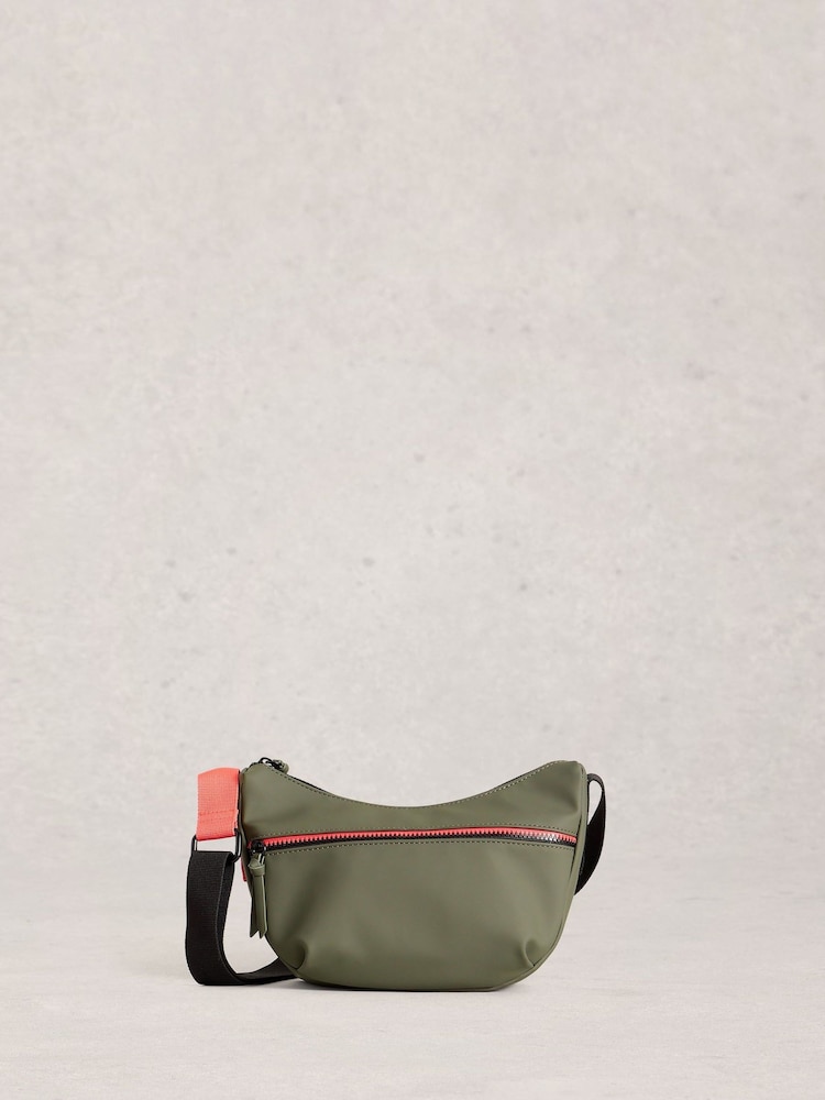 أخضر - حقيبة تعلق حول الجسم بملمس مطاطي Alex من White Stuff - Image 1 of 4