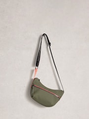 أخضر - حقيبة تعلق حول الجسم بملمس مطاطي Alex من White Stuff - Image 3 of 4