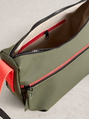 أخضر - حقيبة تعلق حول الجسم بملمس مطاطي Alex من White Stuff - Image 4 of 4