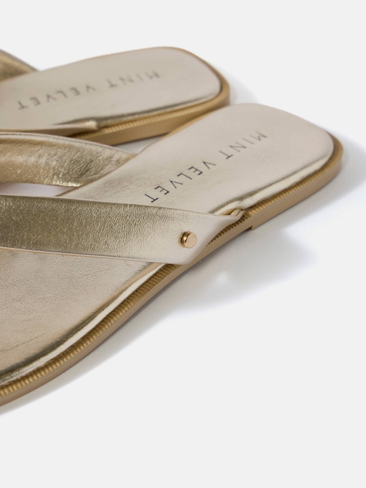 Mint Velvet Lula Leather Flip Flop Sandals - صورة 4 من 4 Mint Velvet Lula Leather Flip Flop Sandals - صورة 4 من 4